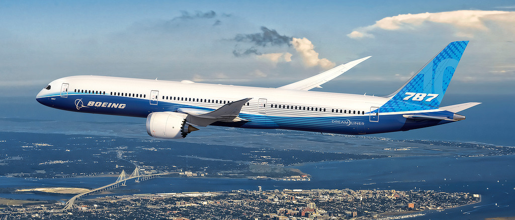 Boeing 787-10 Dreamliner in flight